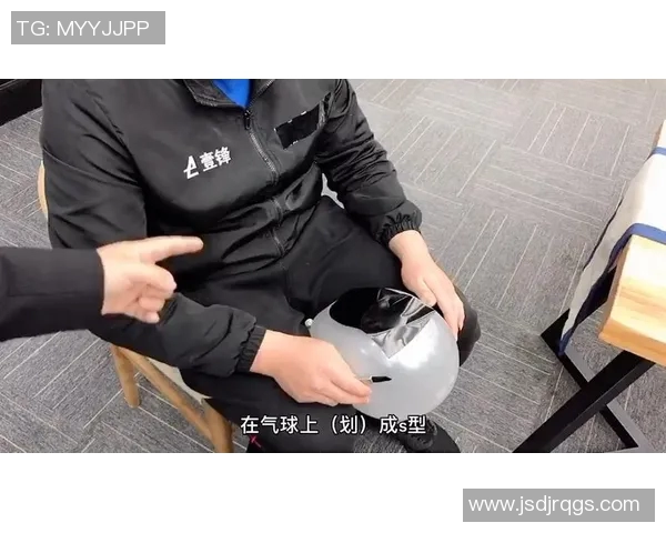 足球明星挑战颠气球技巧视频展现惊人球技与幽默瞬间