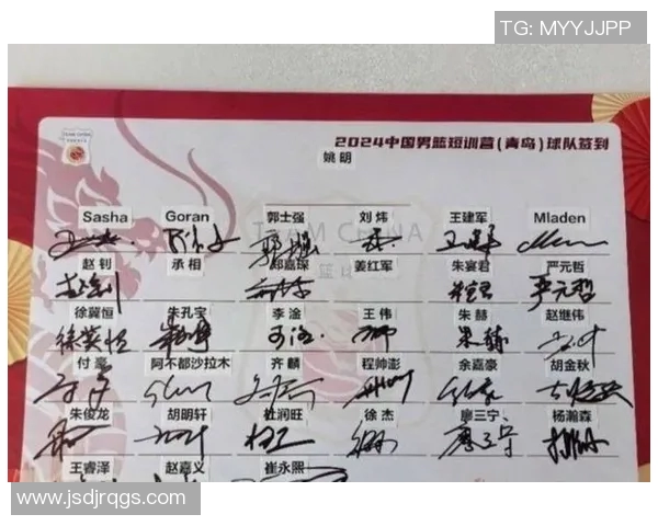 足球明星签名热潮引发球迷热议你会向偶像索要签名吗